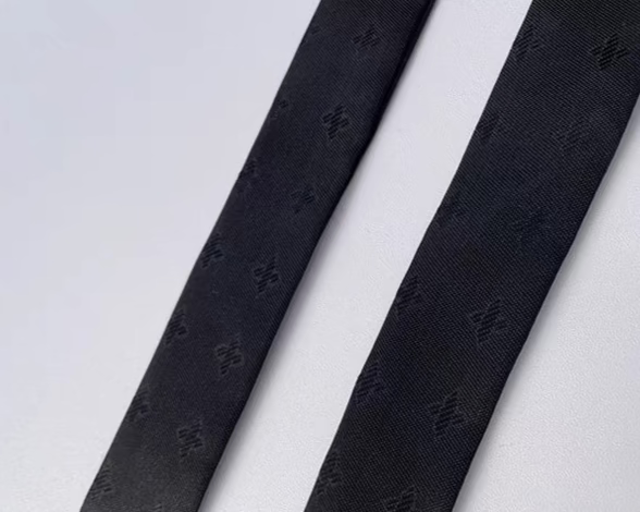 elegant embroidered horse-faced skirt