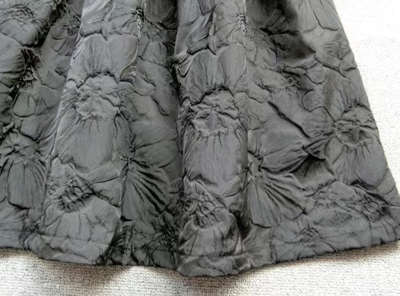 black slimming hip-covering skirt