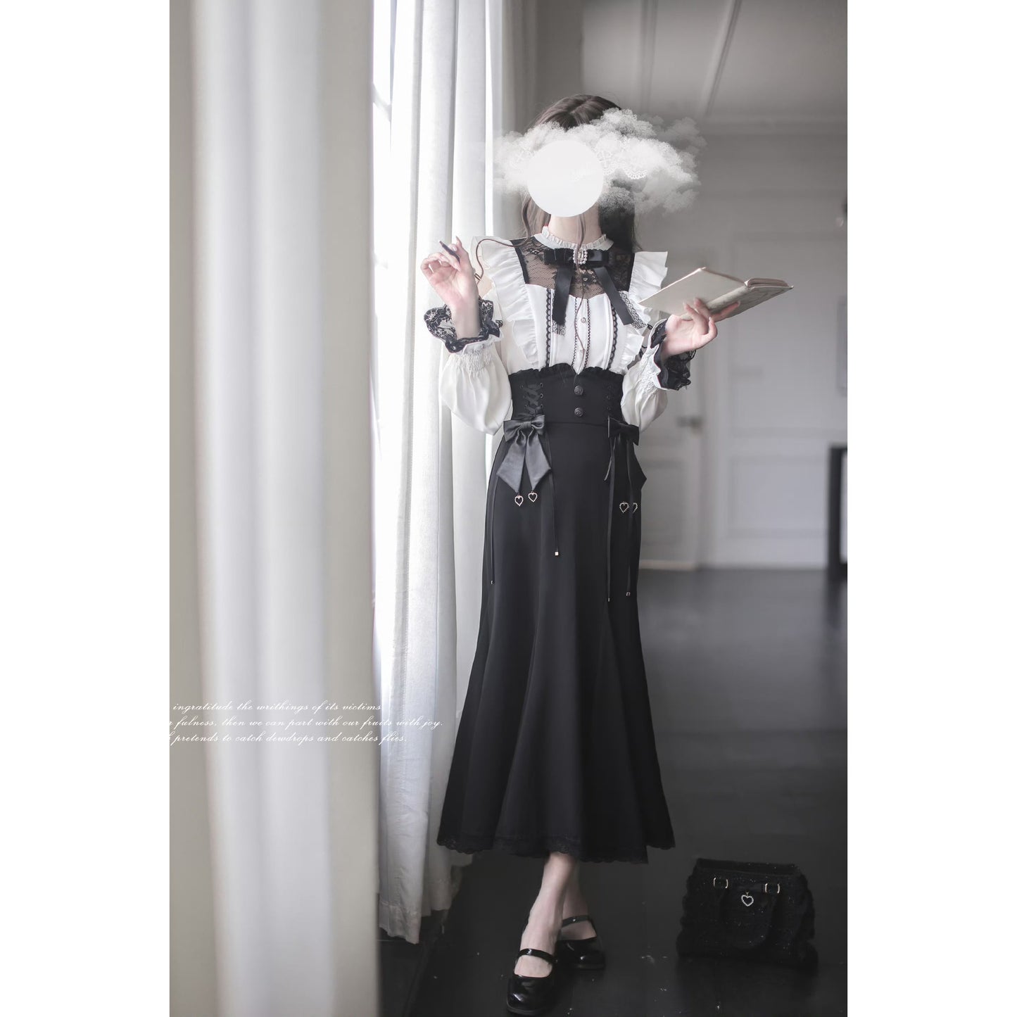 窓辺の令嬢のフリルトップスとコルセットスカート