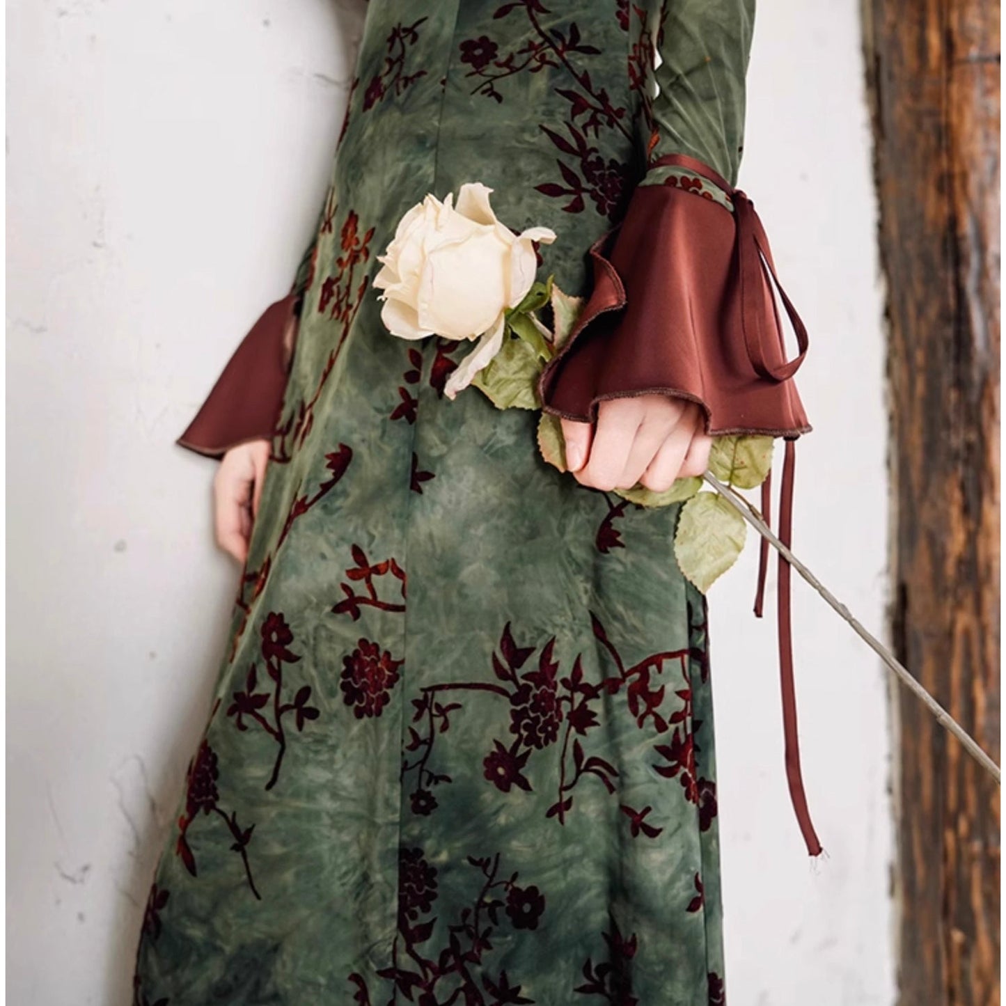 琥珀の松林柄ベルベットワンピース