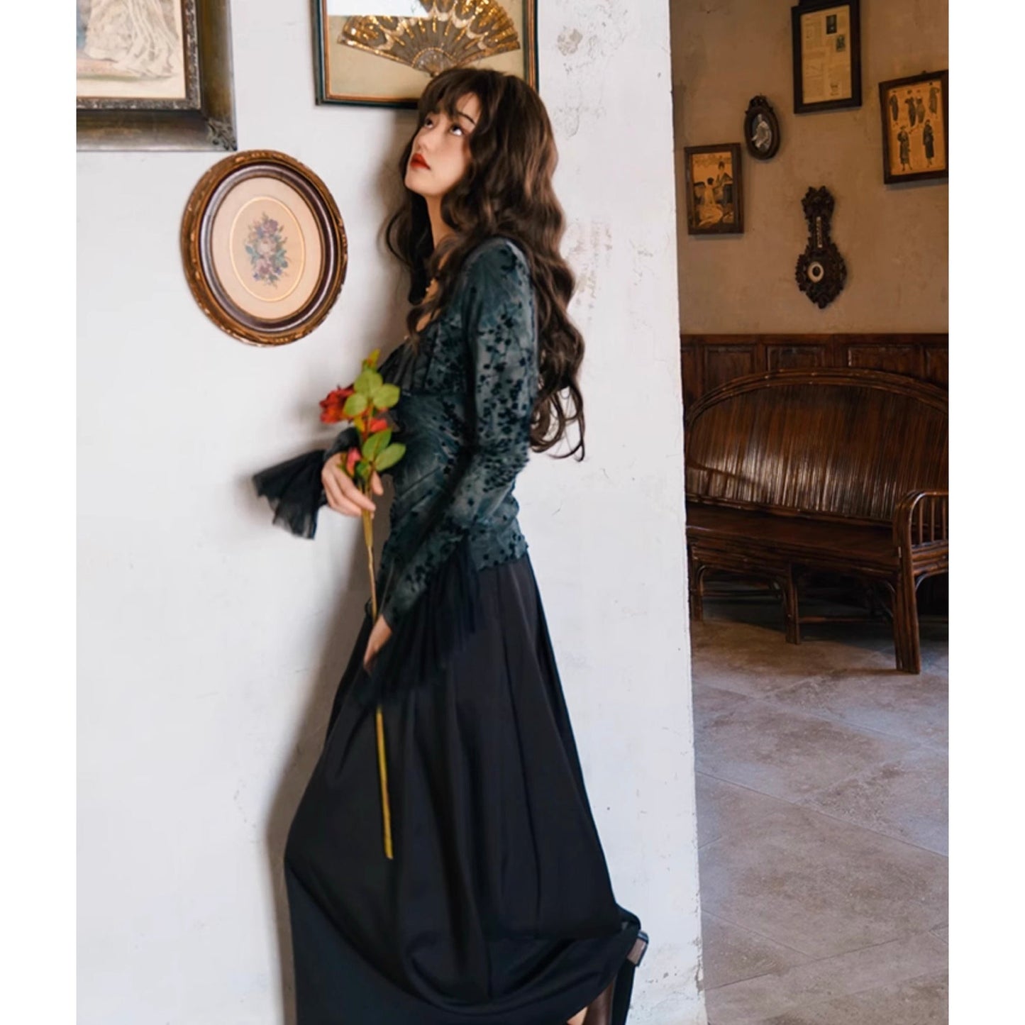 黒影の花模様ベルベットトップス