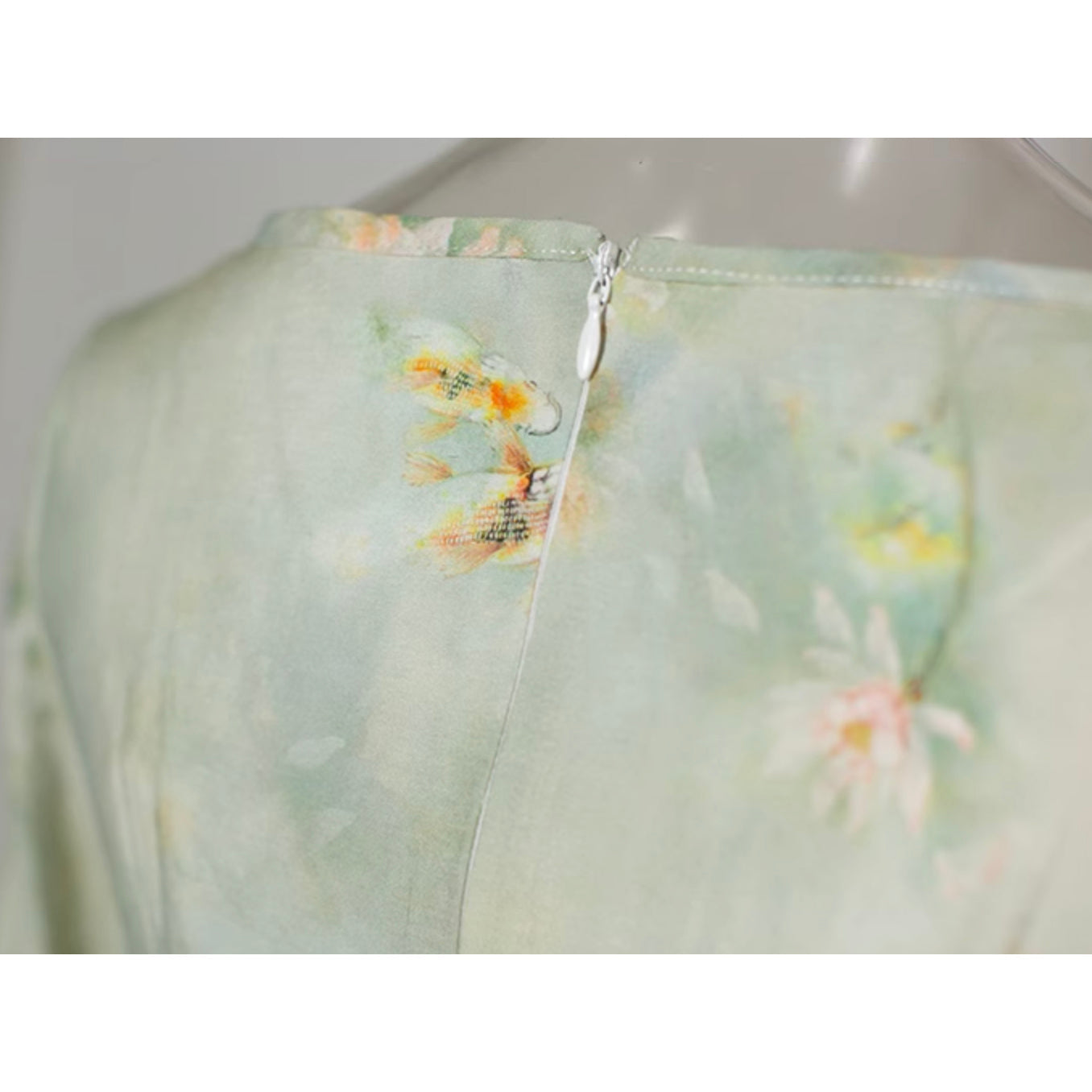 金魚と花の滲み絵ワンピース