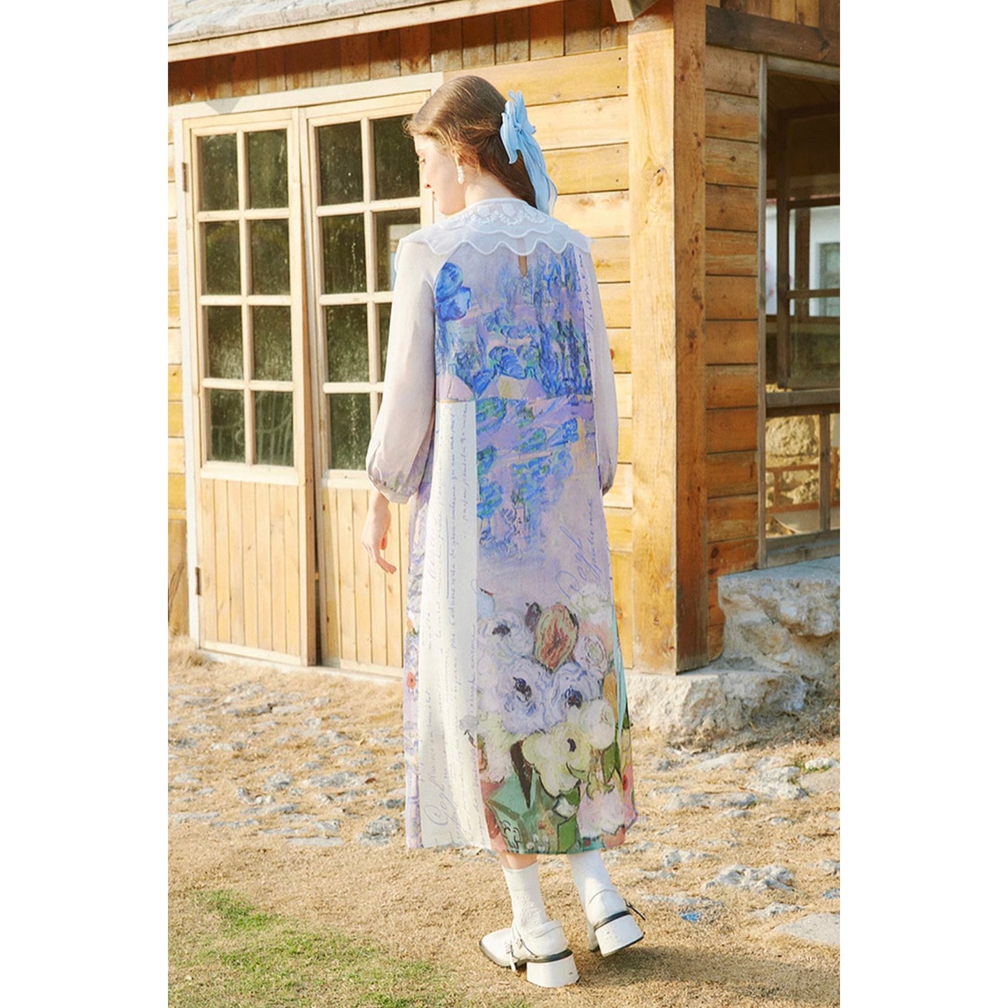 バラとアネモネのある日本の花瓶とアイリスのワンピース