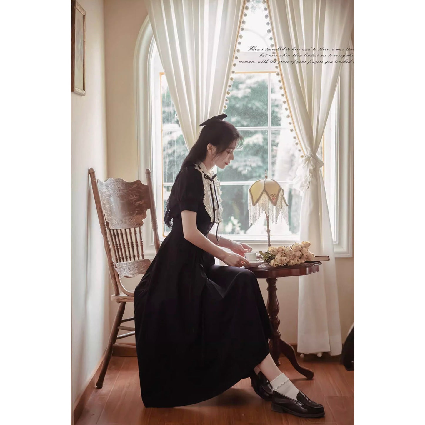 円舞曲を奏でるフリルトップスとコルセットロングスカート