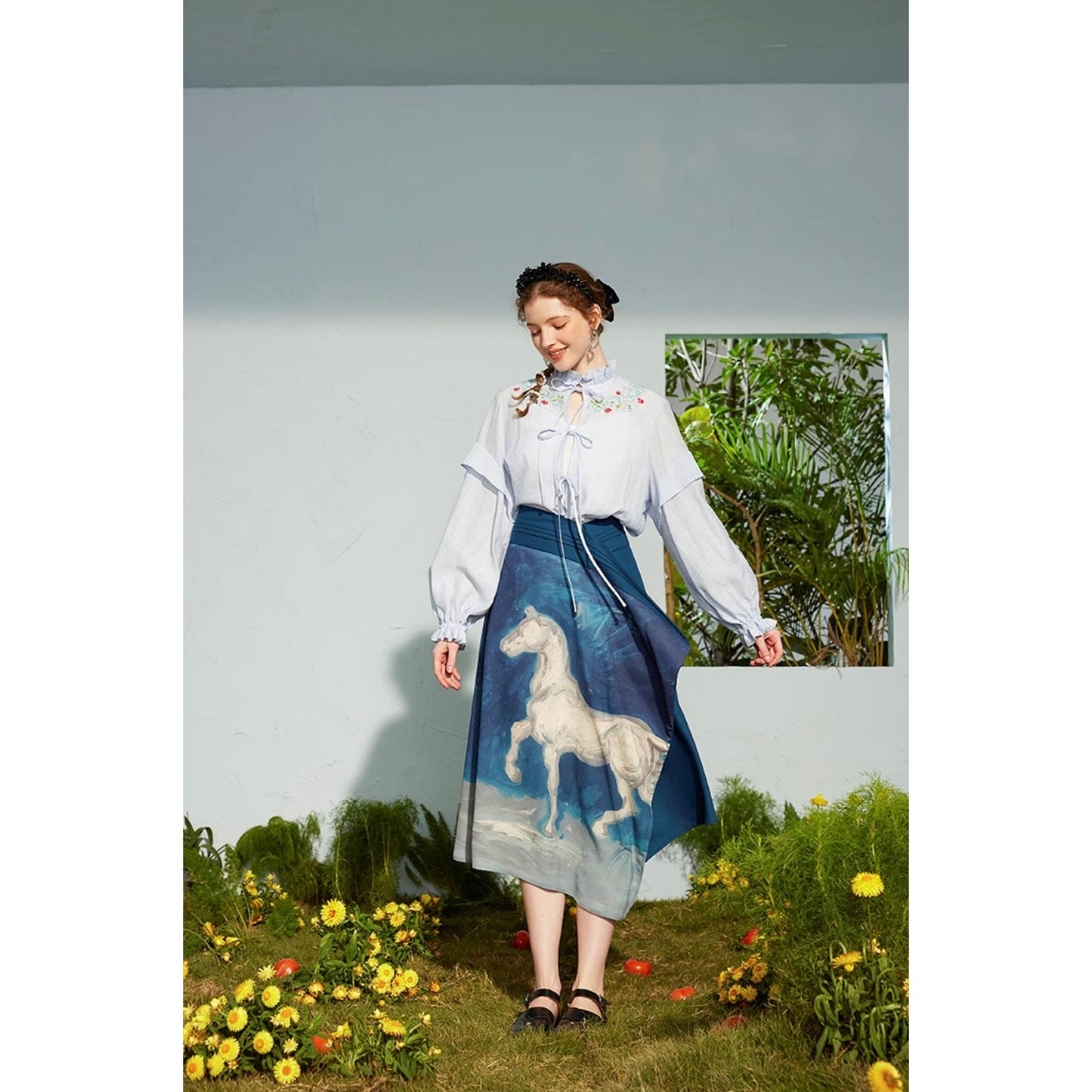 馬の石膏像のアシンメトリースカート