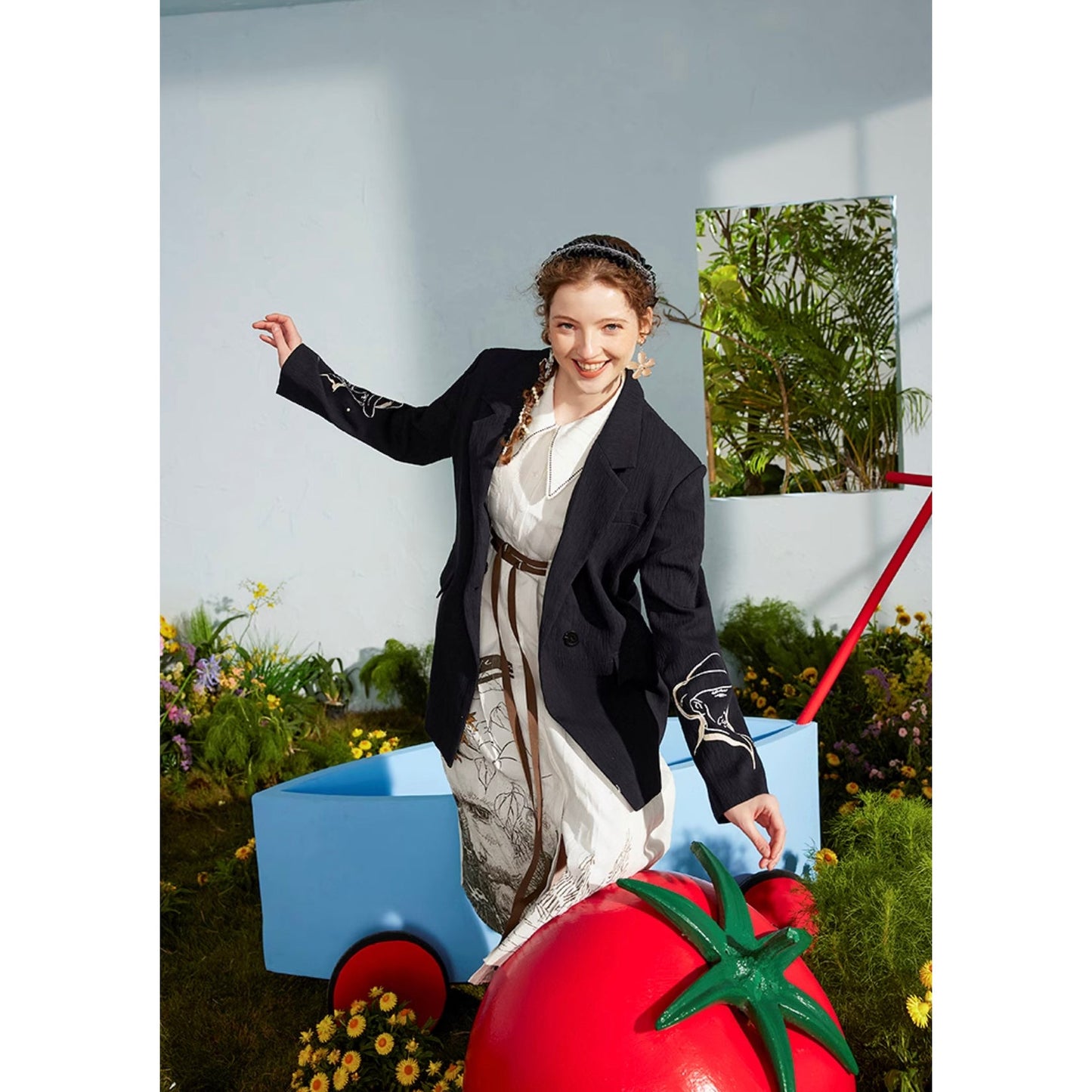 詩人の庭と海での漁船と向日葵のワンピース