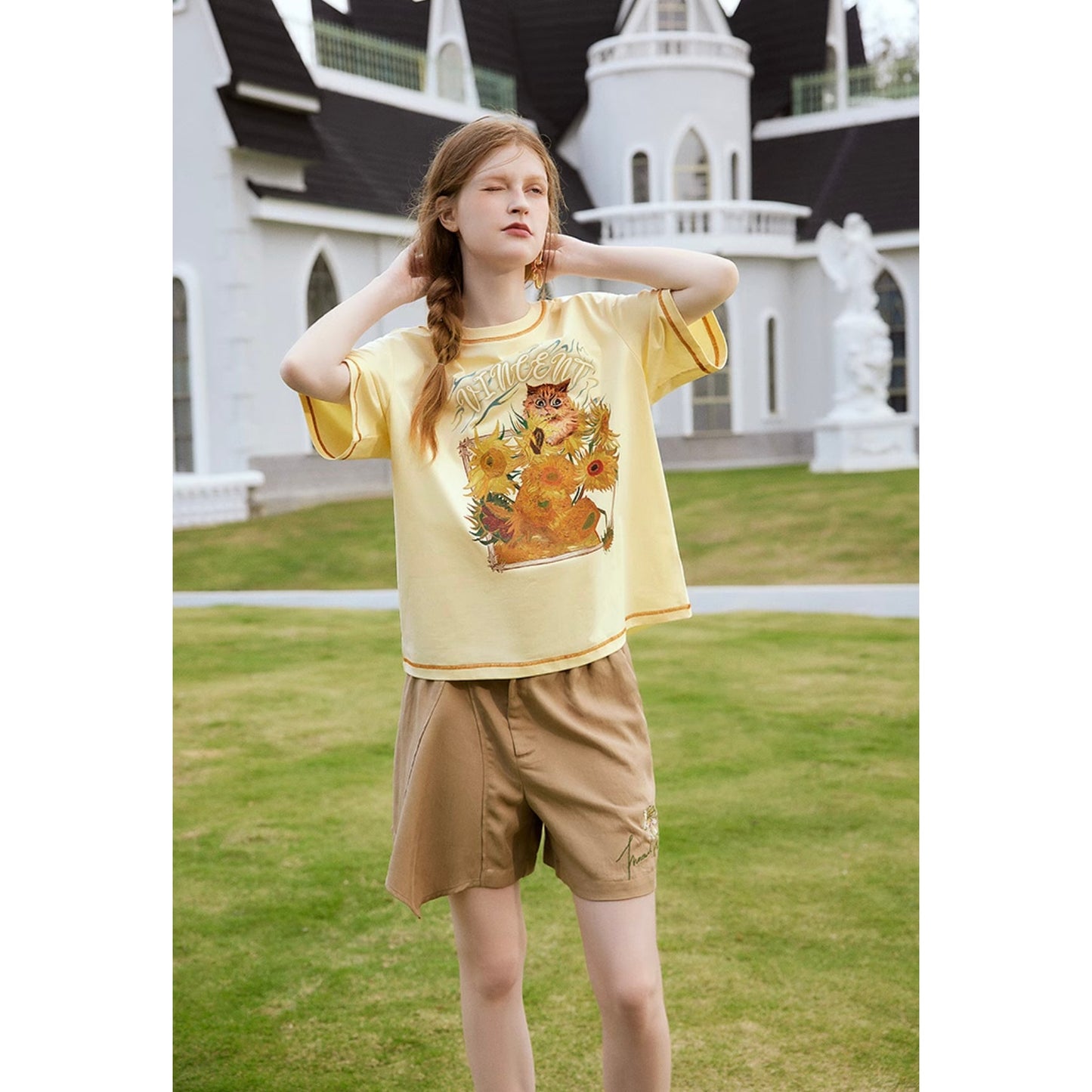 星月夜と花瓶の向日葵とアイリスの花のTシャツ