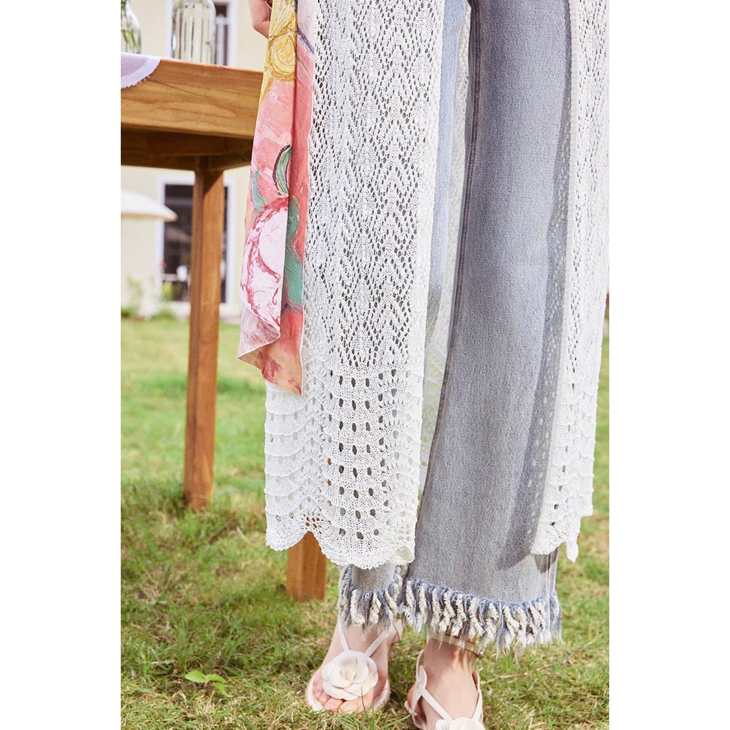 バラとアネモネのある日本の花瓶ロングノースリーブニット