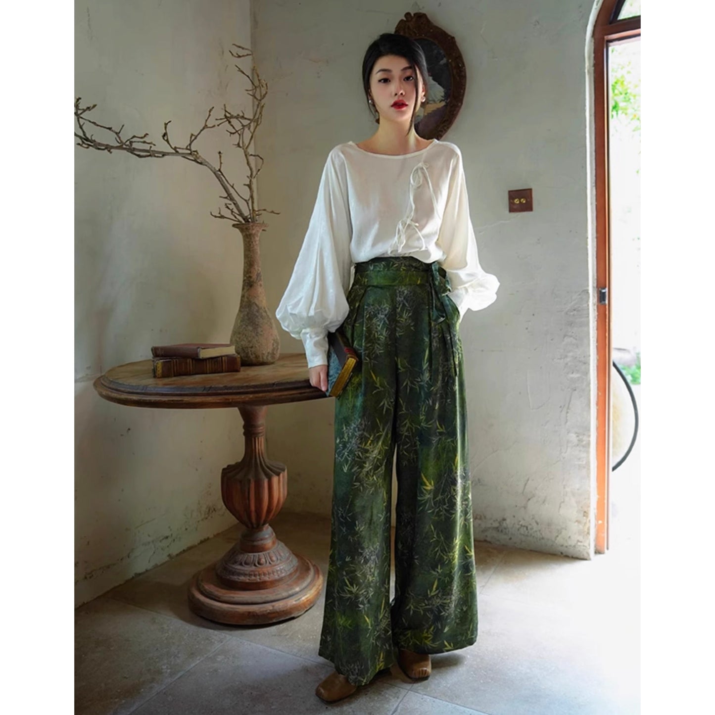 純白の花柄ランタンスリーブトップス