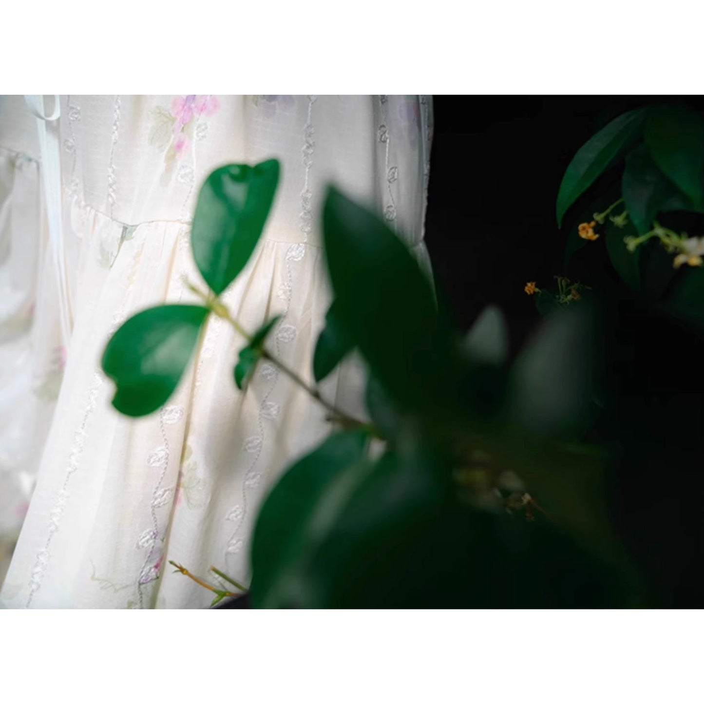 葡萄の水彩絵の刺繍ワンピース