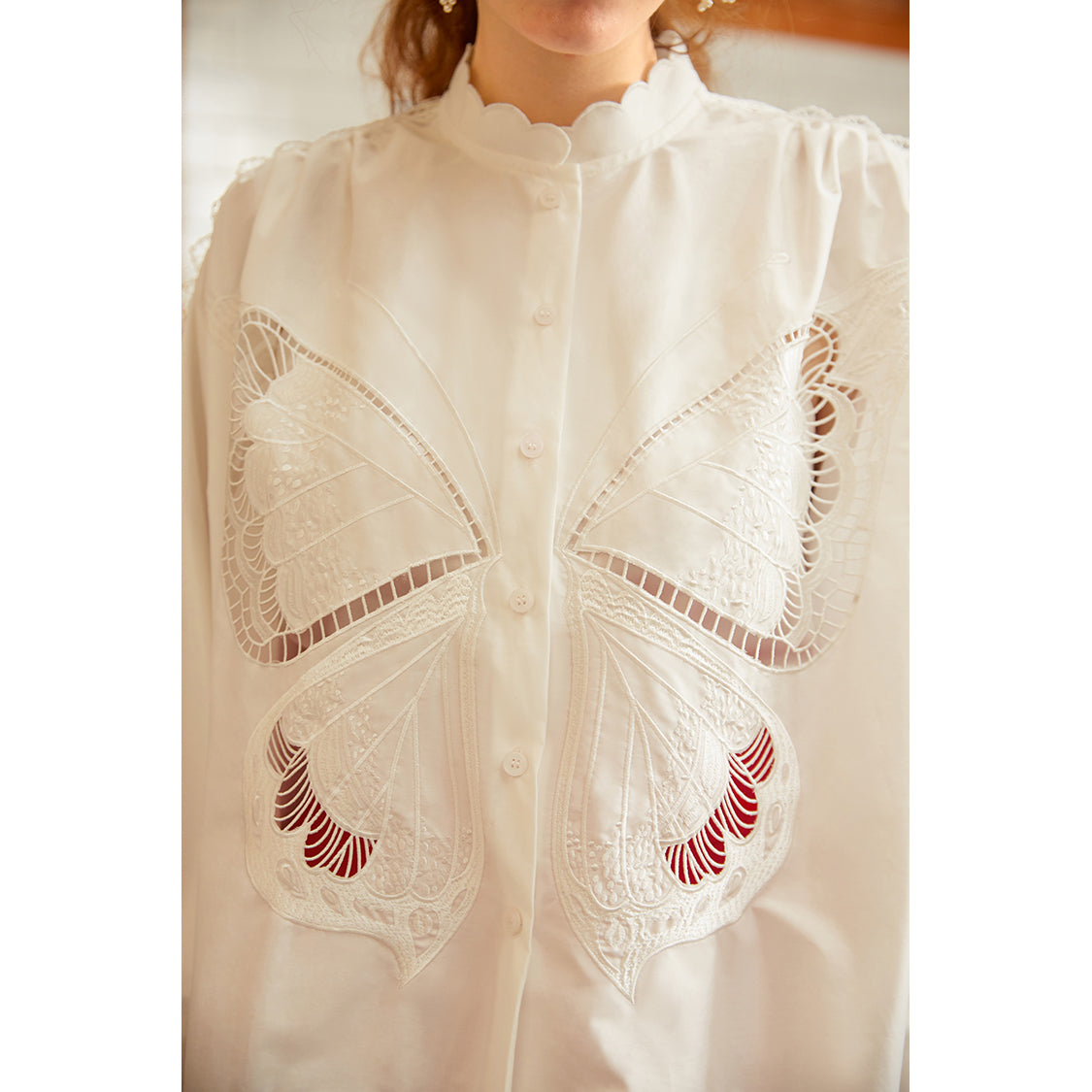純白の蝶の刺繍ブラウス