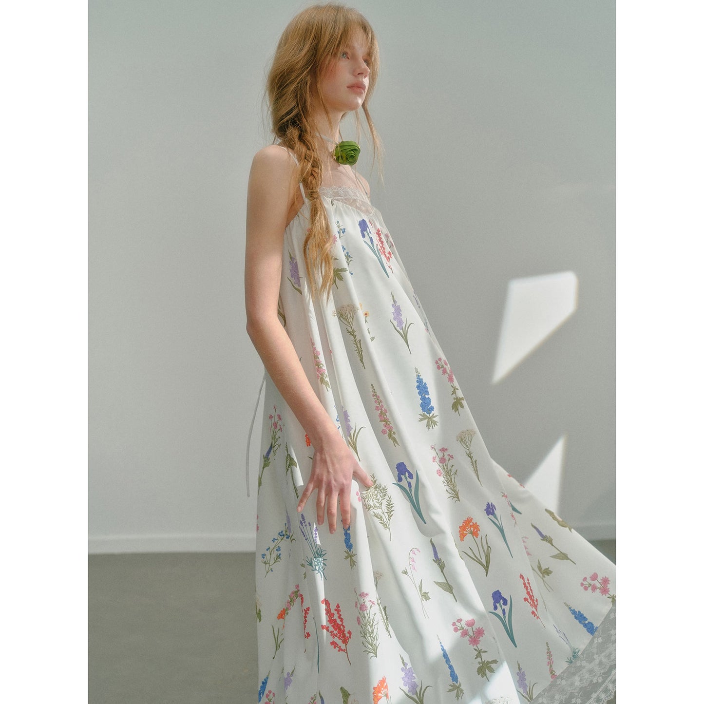 花柄水彩の刺繍ストラップワンピース
