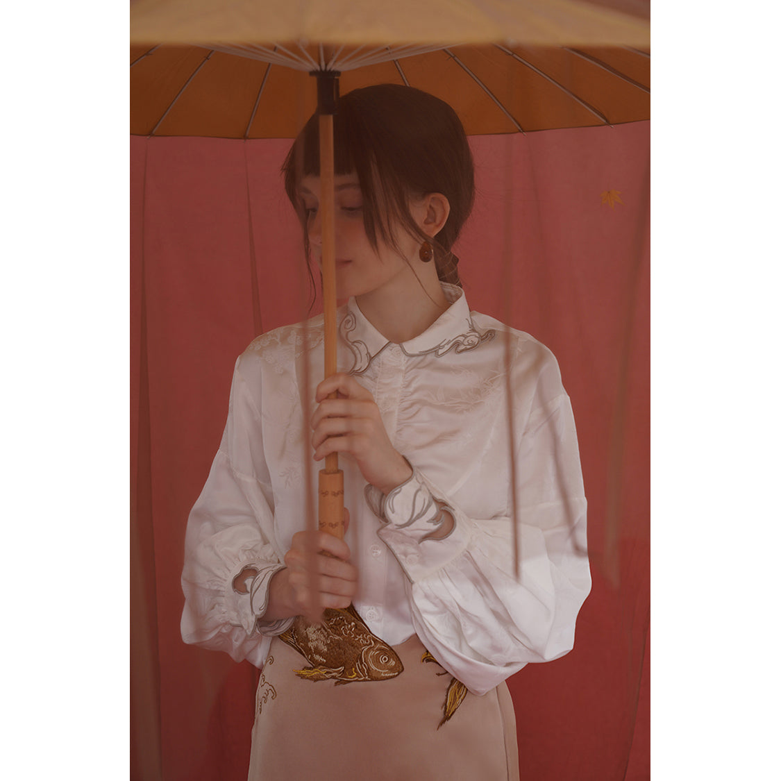 山水画の刺繍ブラウス