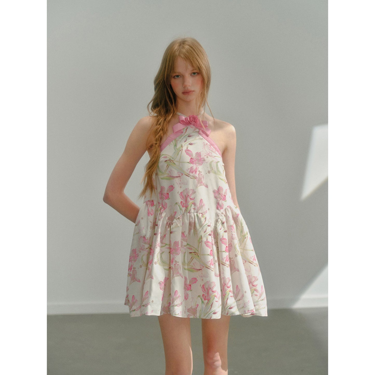 桃色の百合の水彩ホルターネックワンピース