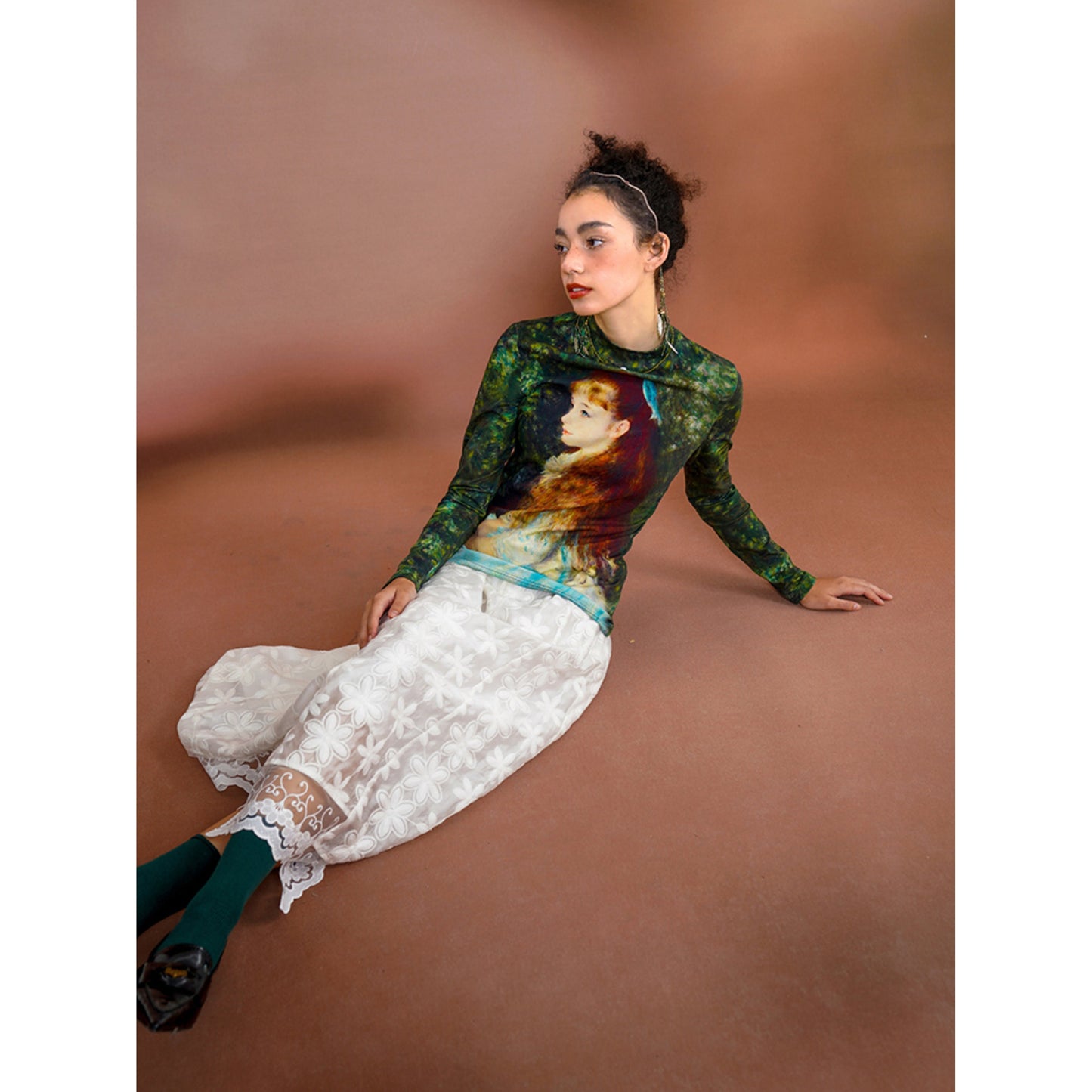 純白の花びらのレーススカート