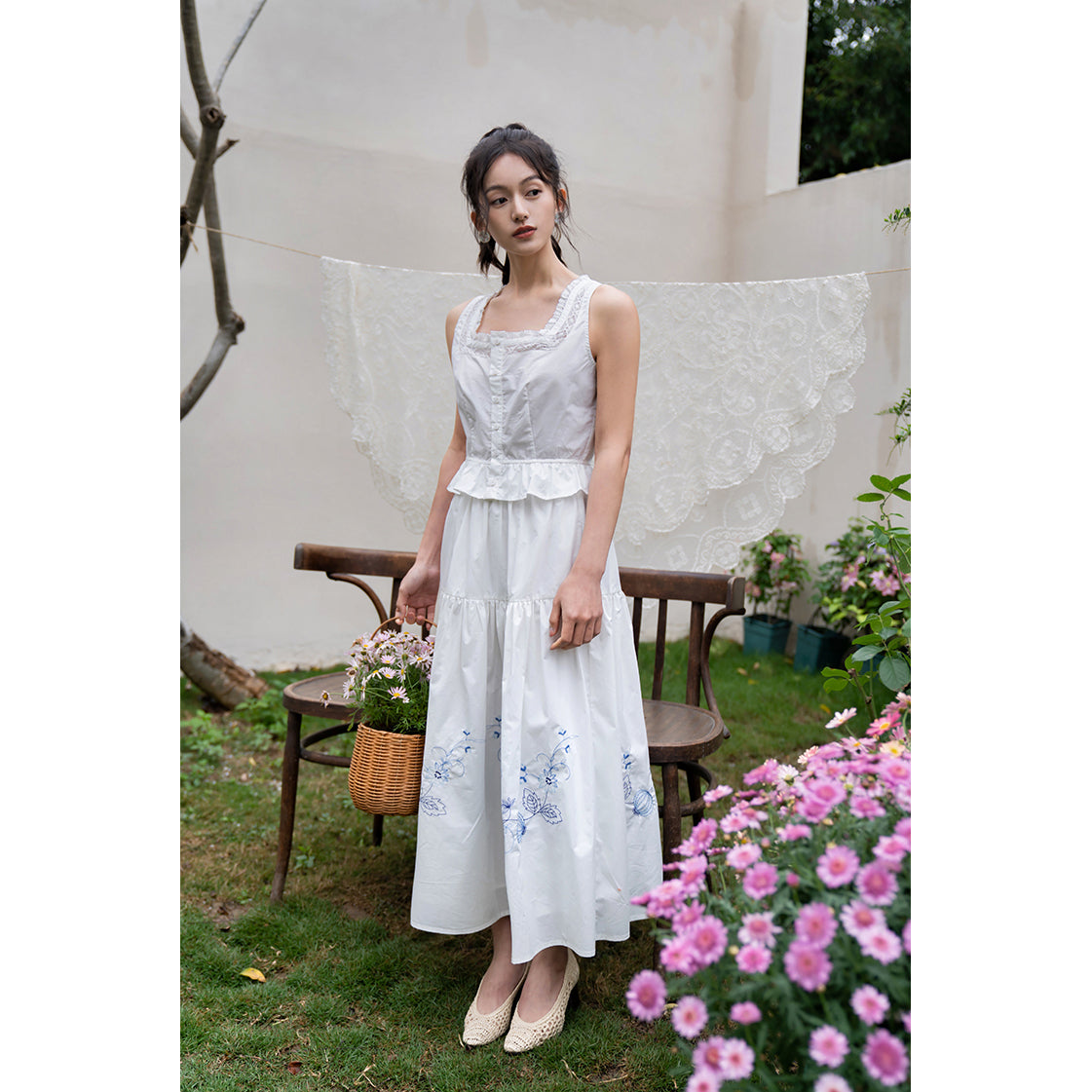 白糸刺繍ノースリーブトップス