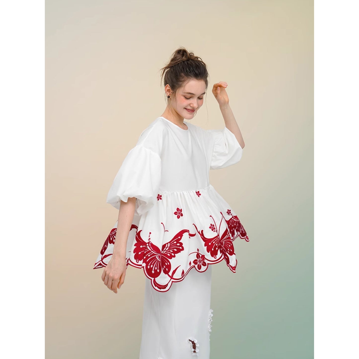 蝶々と花の刺繍トップス