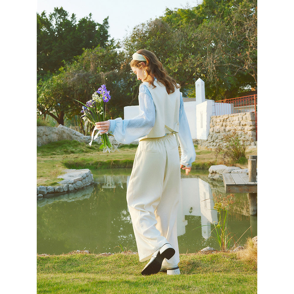 アイリスの花とデキャンタと皿の上のレモンのある静物の刺繍ベスト