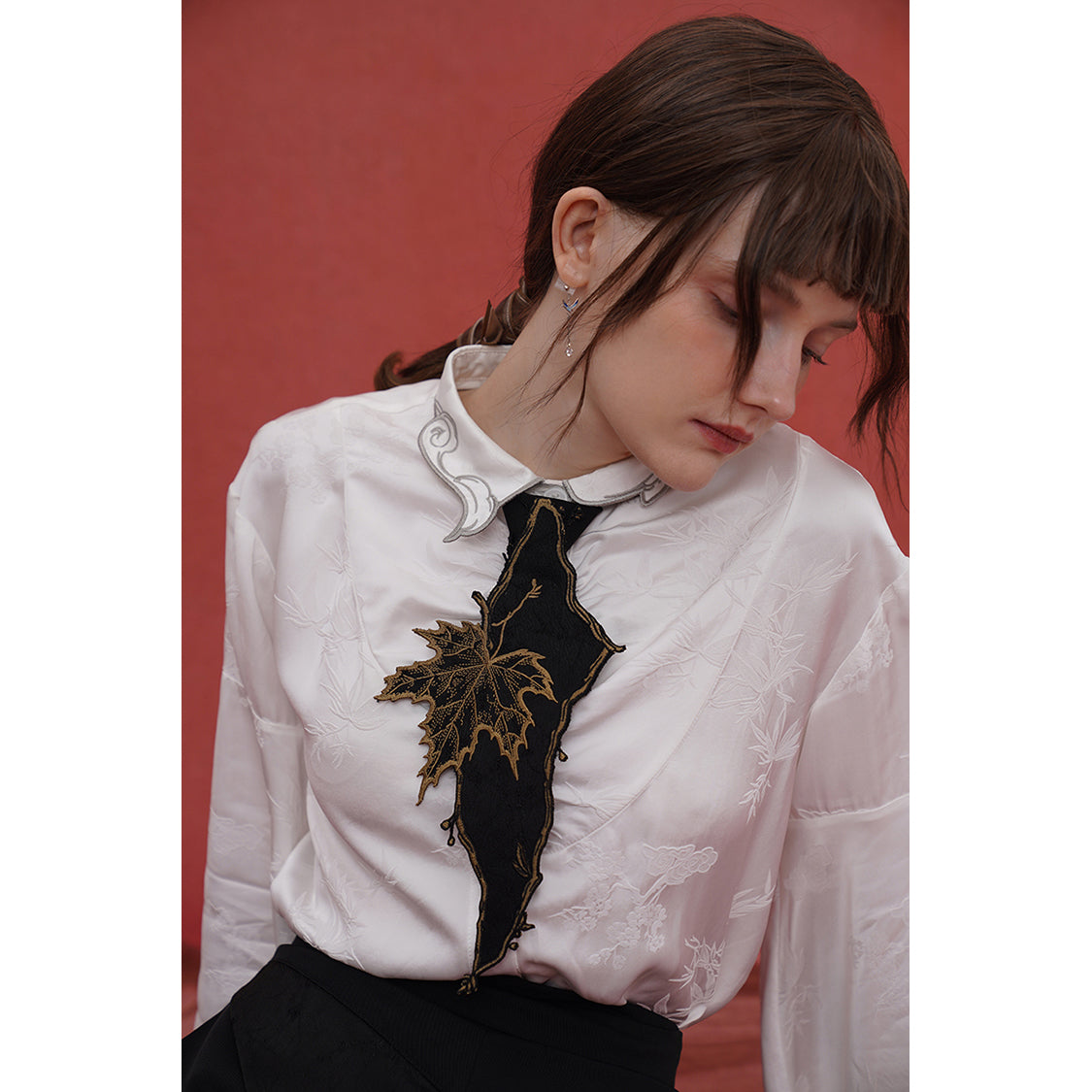 楓の葉の刺繍ネクタイ