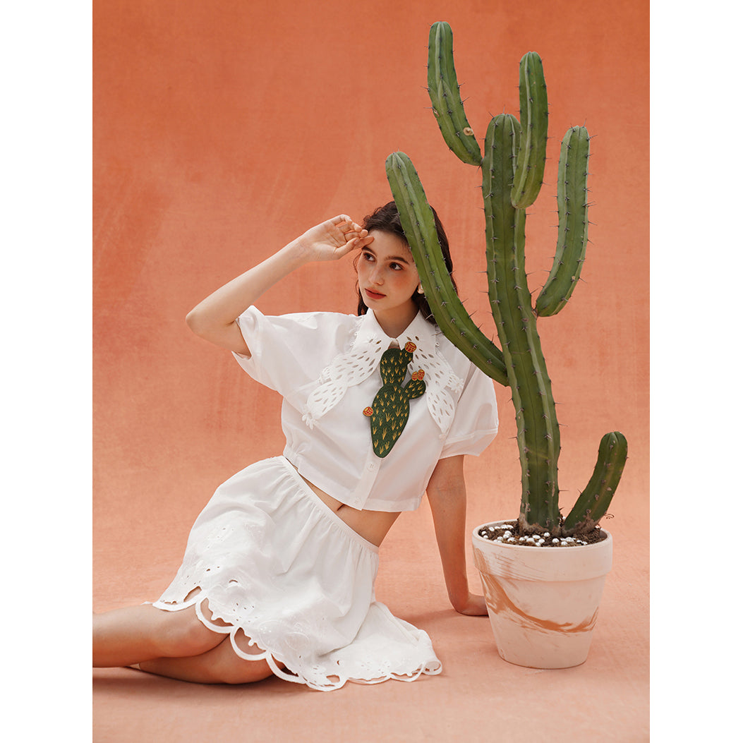 サボテンと花の刺繍襟ショートブラウス