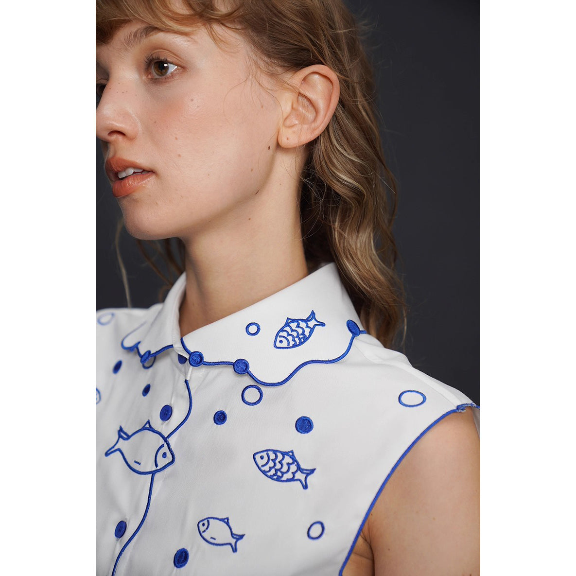 お魚刺繍のノースリーブブラウス