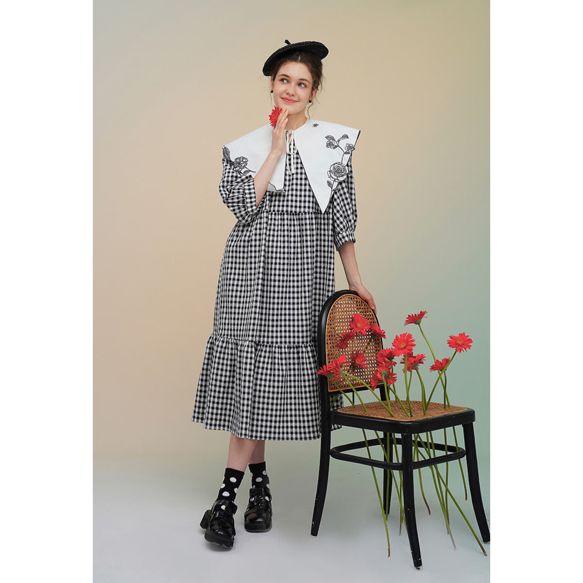 薔薇の花の刺繍付け襟とワンピース