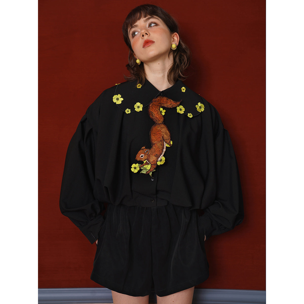 濡羽色のスウェードショートパンツ