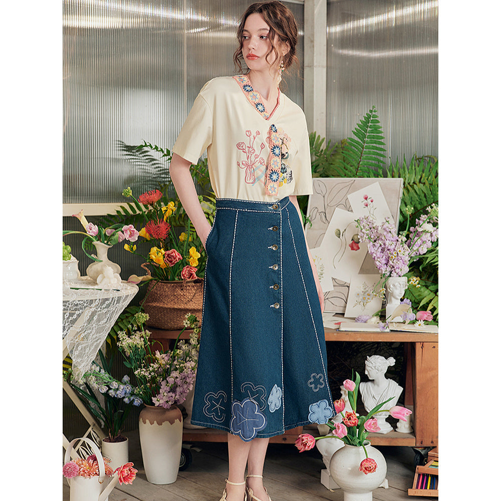 ハイビスカスのある花瓶と子猫の刺繍Tシャツ