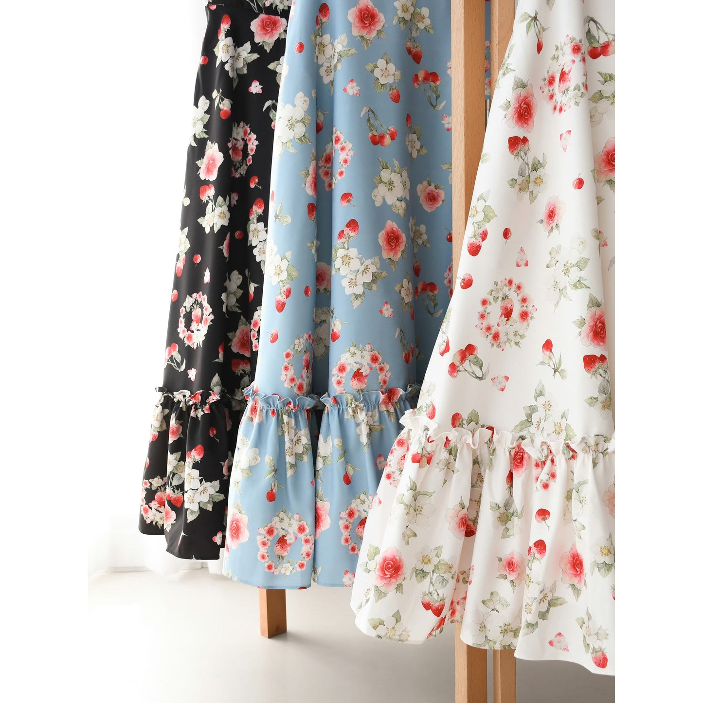 薔薇と苺の水彩画クラシカルワンピース