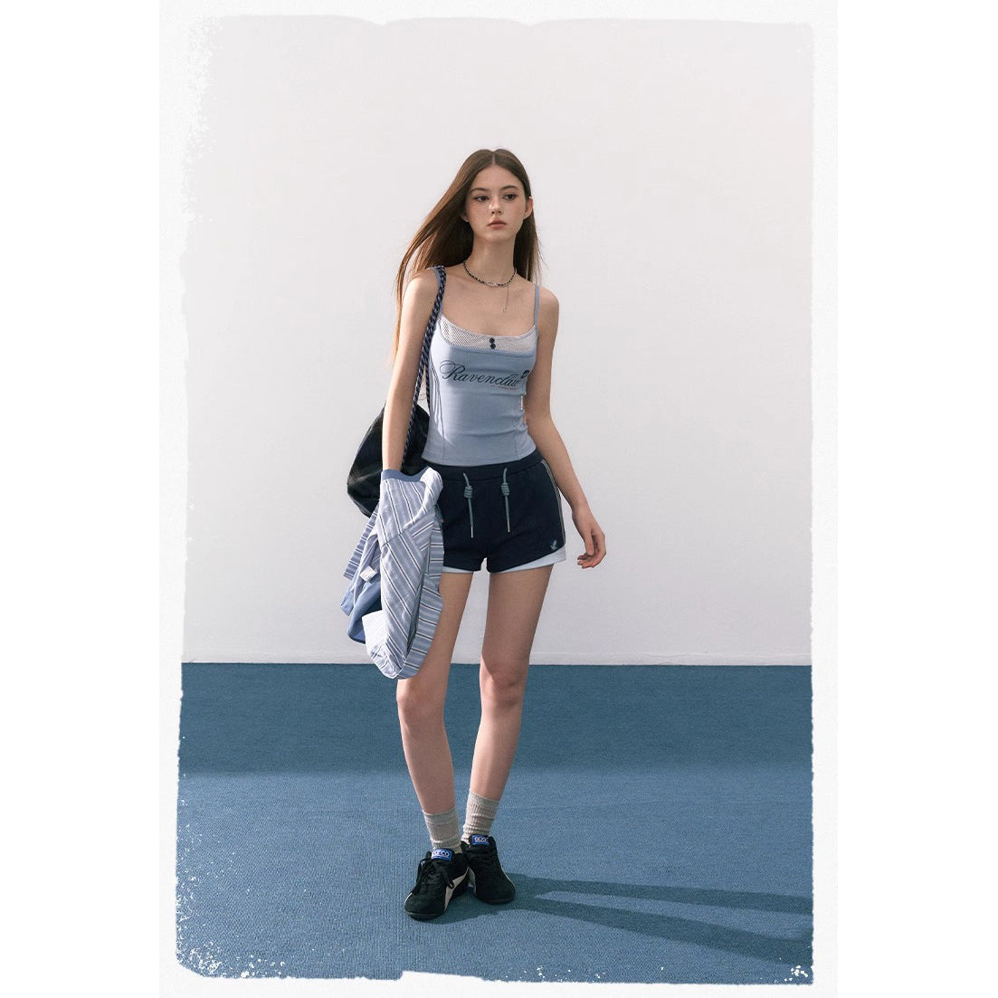 魔法学校の刺繍ストライプシャツとキャミソール