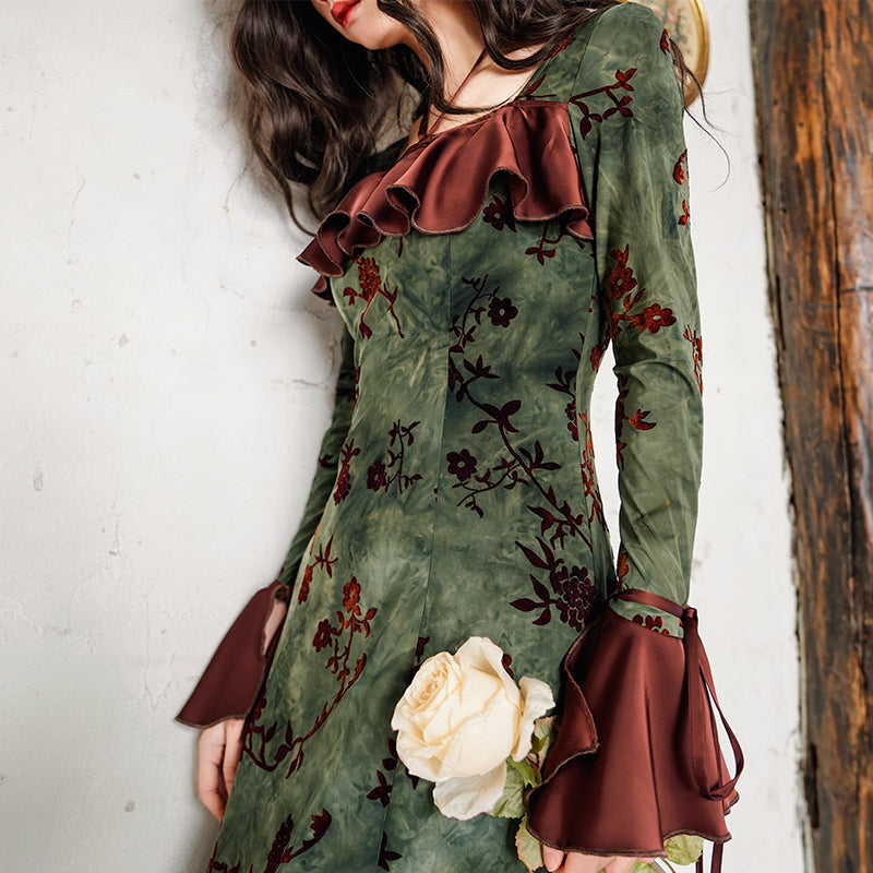 forest green velvet dress Dark Sweetheart Neckline Custom dresses Elizabethan Renaissance 16th Century Forest