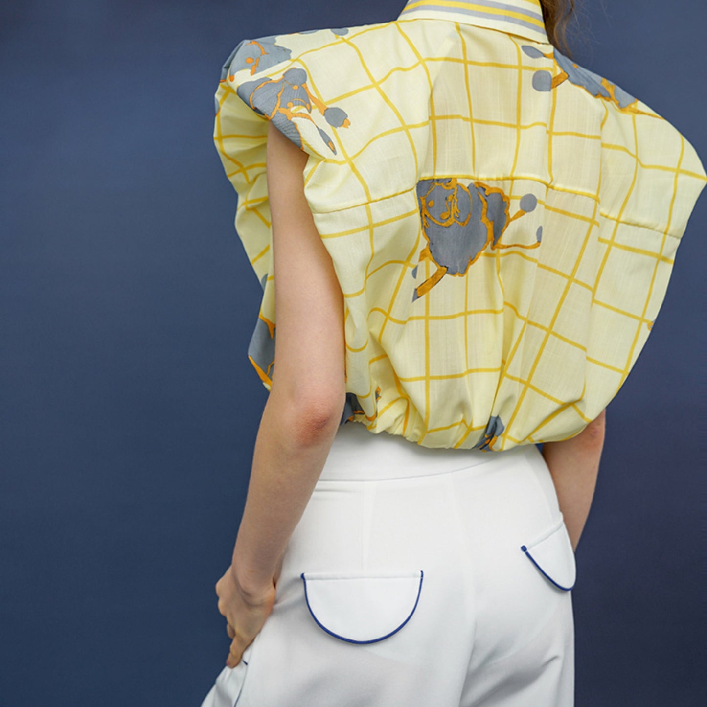 青糸刺繍のワイドパンツ