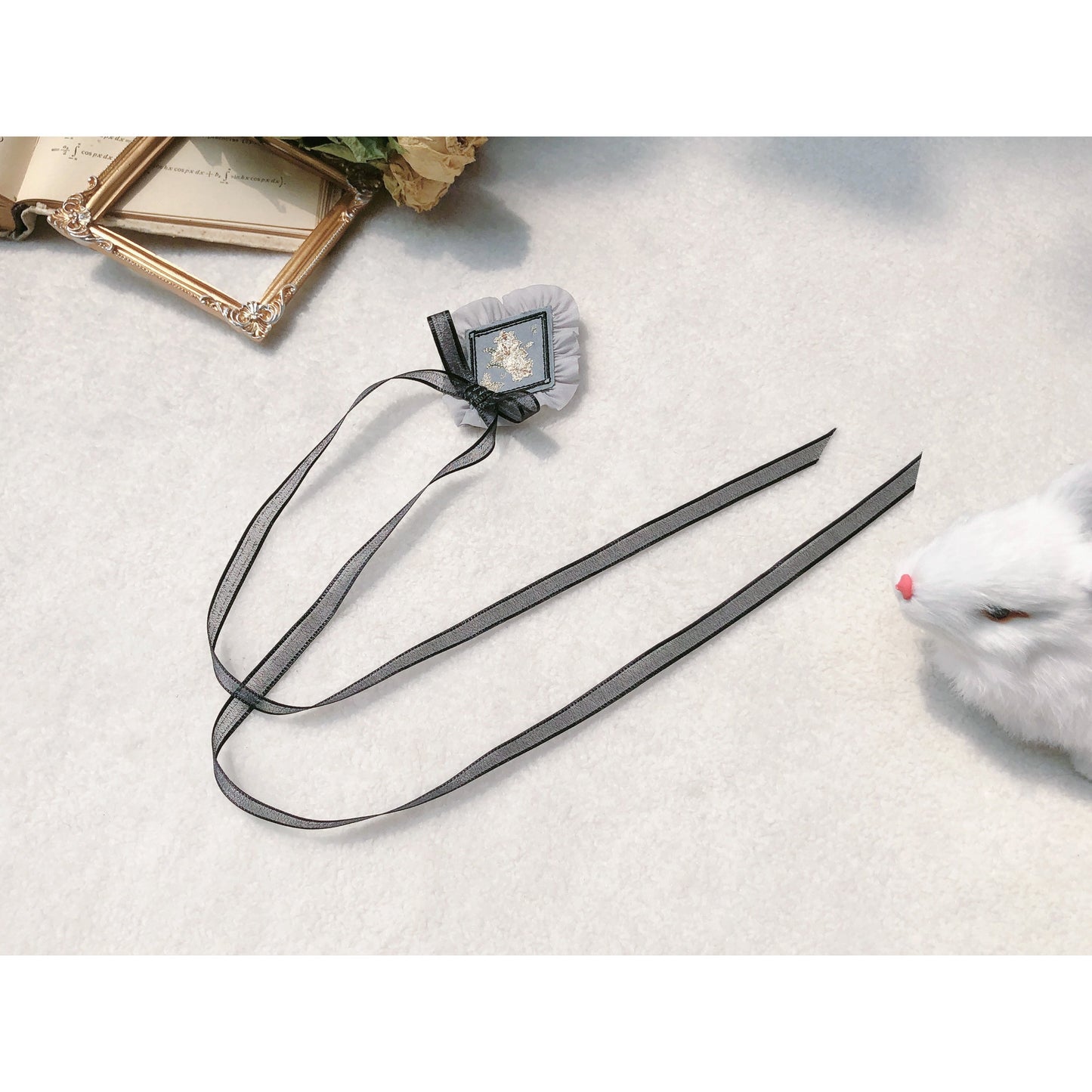 灰青のお嬢様のフリルトップスとストラップワンピース