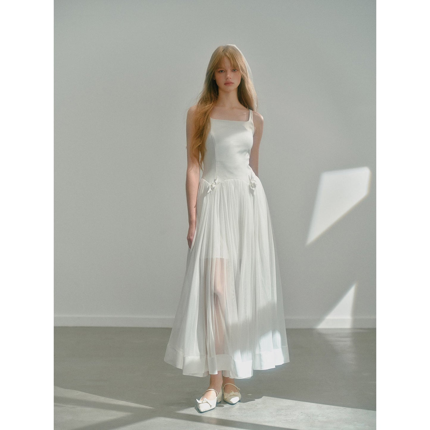 純白の王妃のストラップワンピース