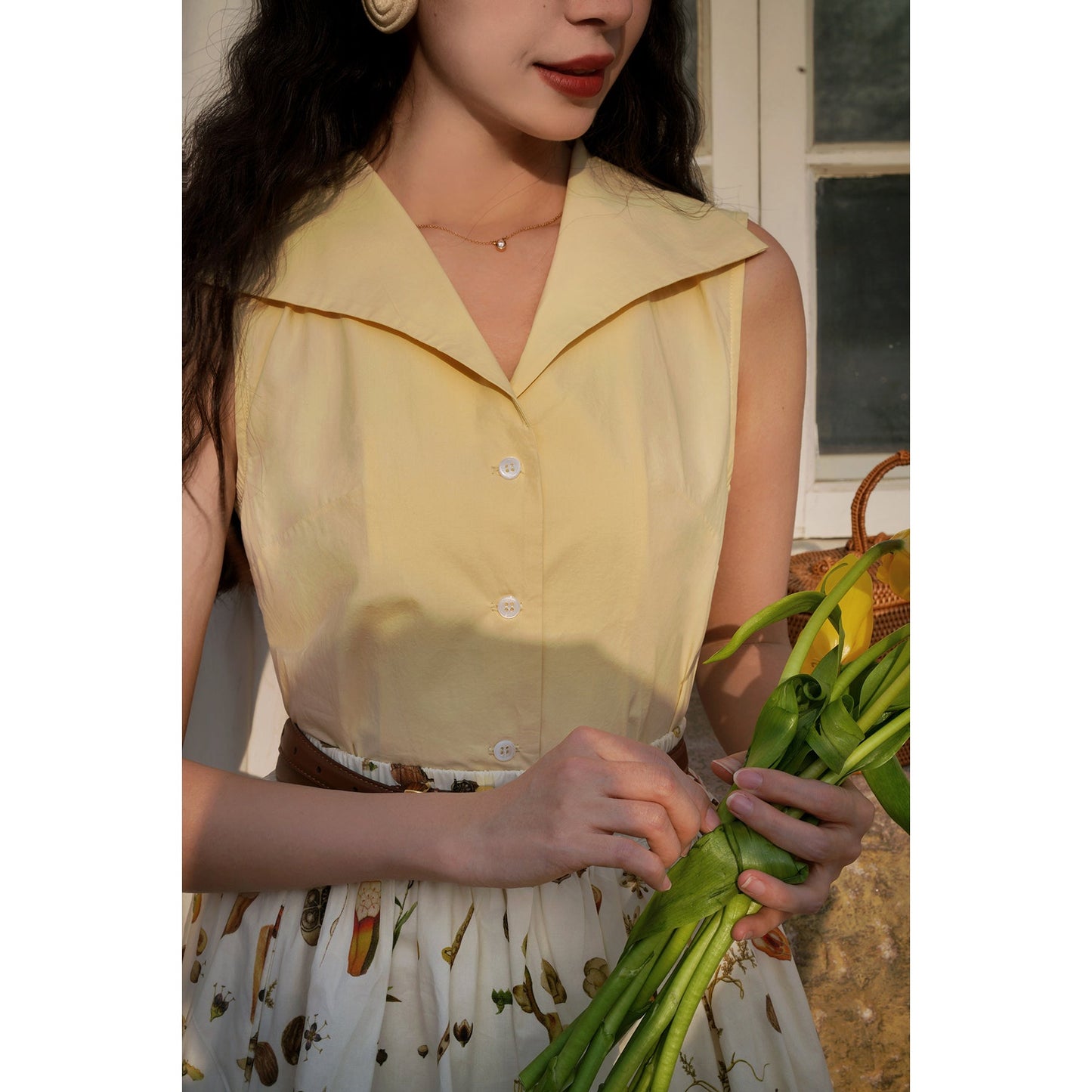 映画女優のノースリーブブラウス