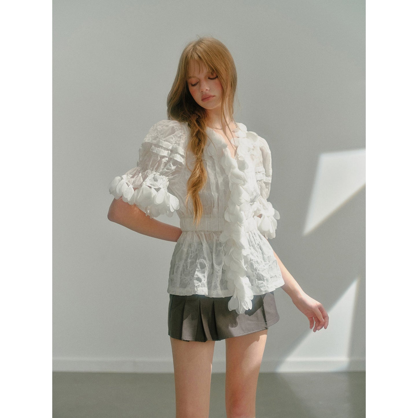 純白の小片のレースブラウス