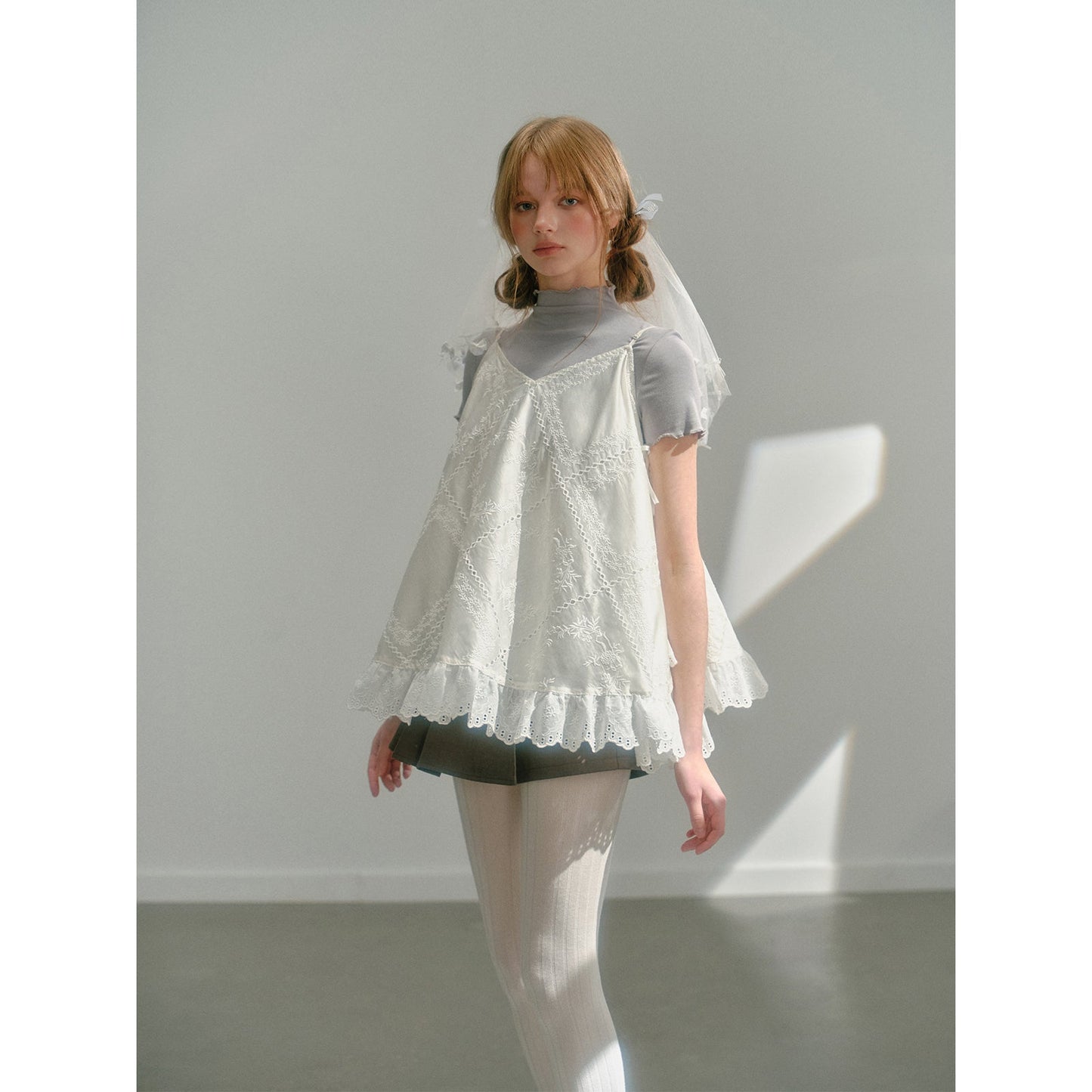 幾何学柄の花刺繍キャミソールトップス