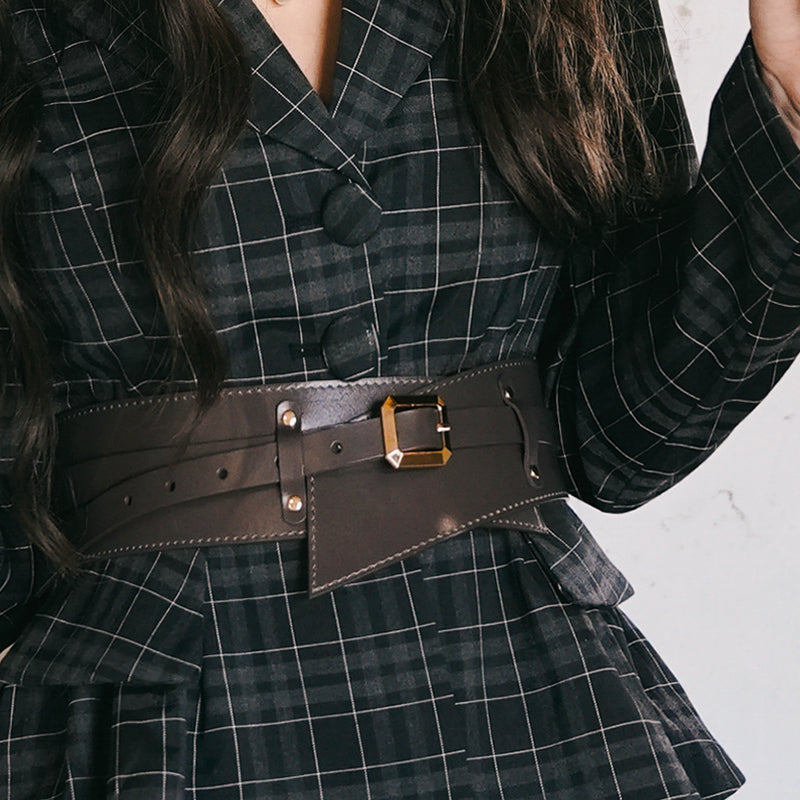 映画女優のコルセットベルト