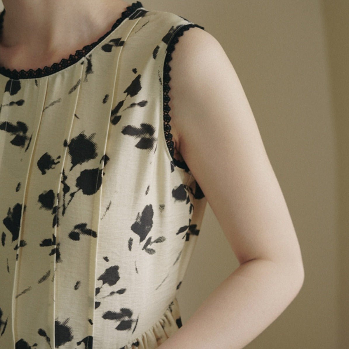 Round neck sleeveless rose print waist dress