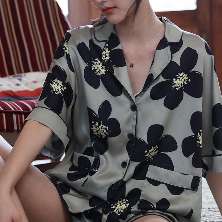 裏葉色の花びら模様ルームウェア