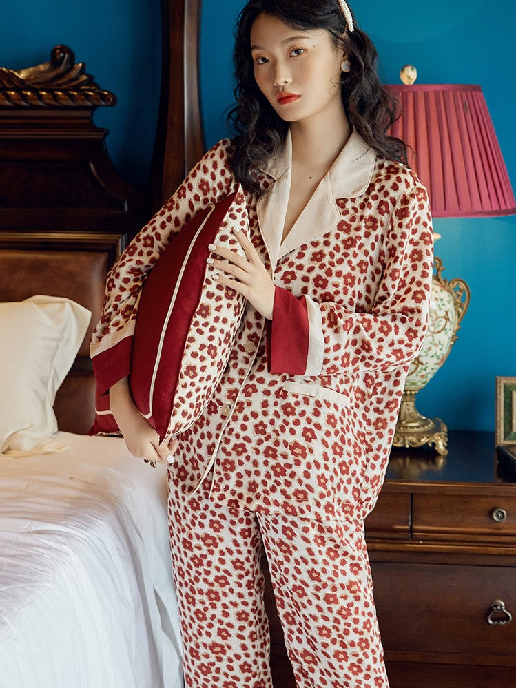 真っ赤に咲いた花びら模様ルームウェア