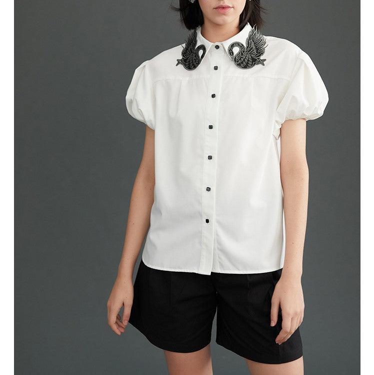 黒い白鳥の襟装飾ブラウス