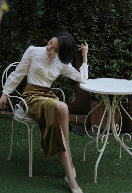 花びら刺繍レトロブラウス