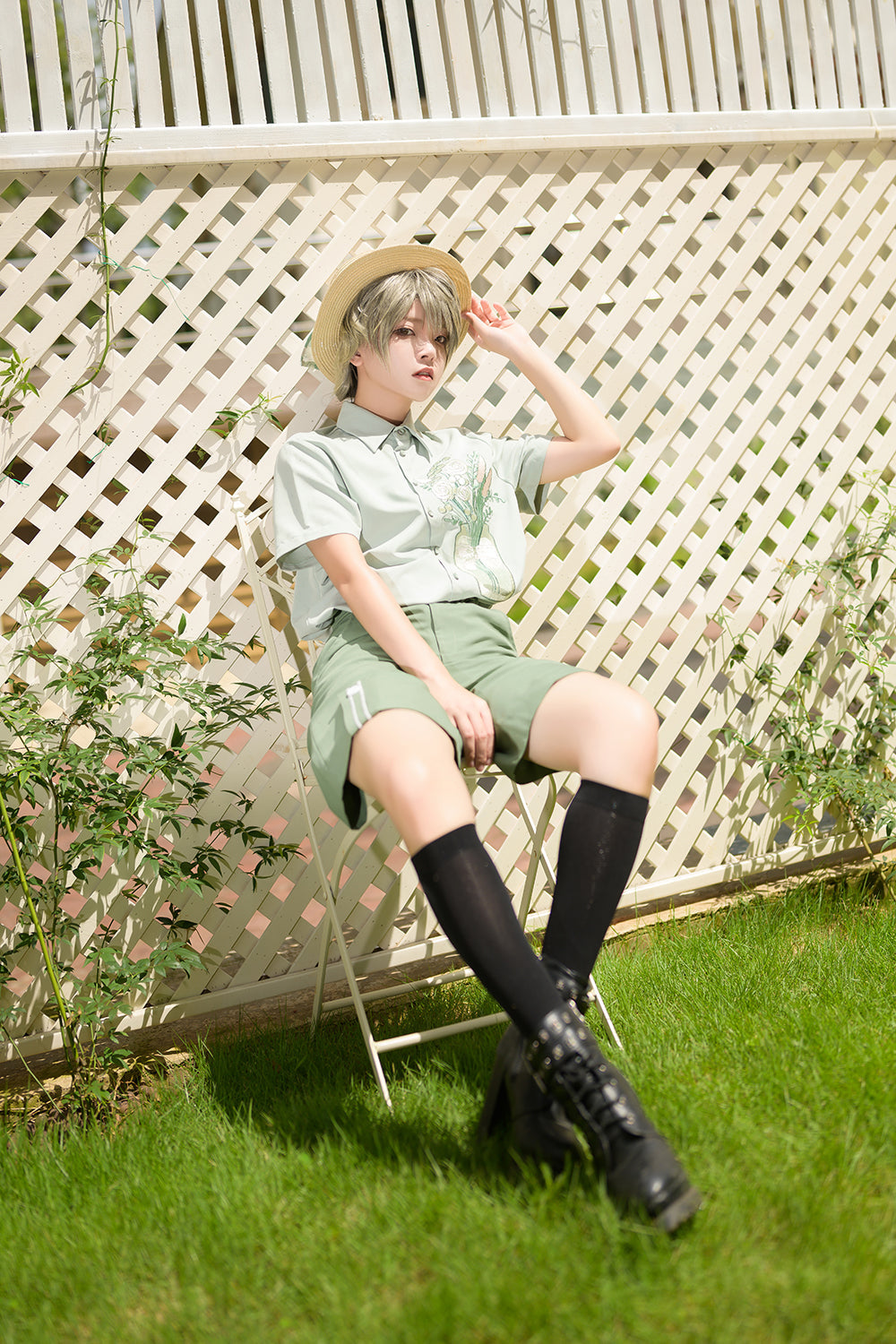 花瓶の花束の刺繍シャツ