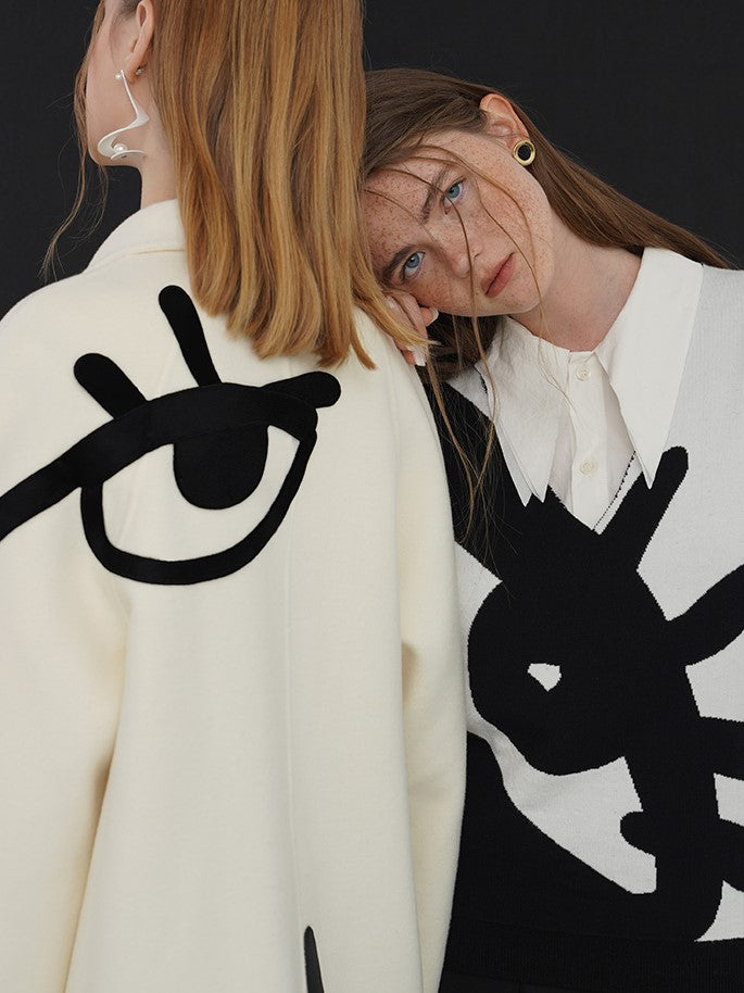 黒い眼の絵画ニットベスト