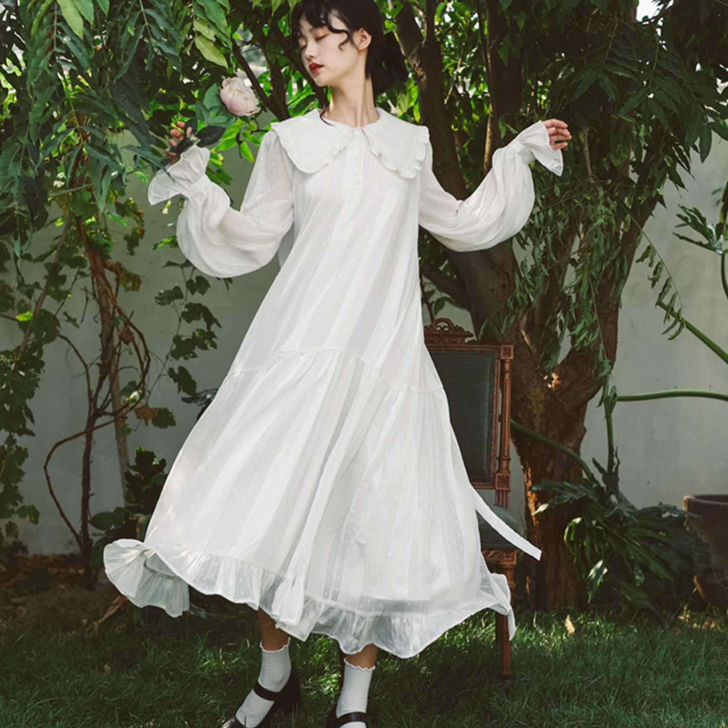 純白のお嬢様のロマンティックワンピース