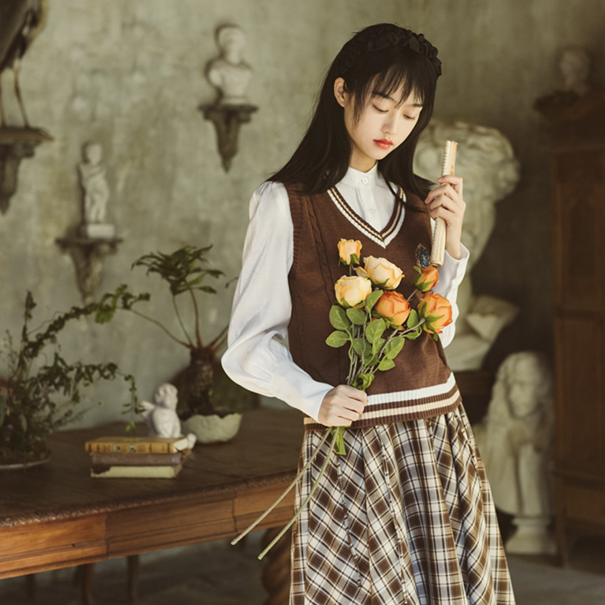 徽章刺繍の文学ニットベスト