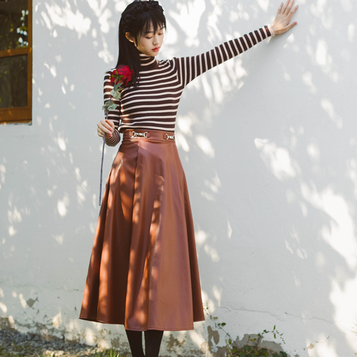 焦茶の縞模様タートルネックニット