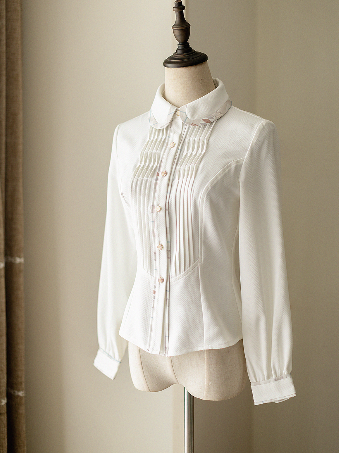 柿猫と花束の格子縞ストラップスカートとベストとプリーツブラウス(ベージュ)