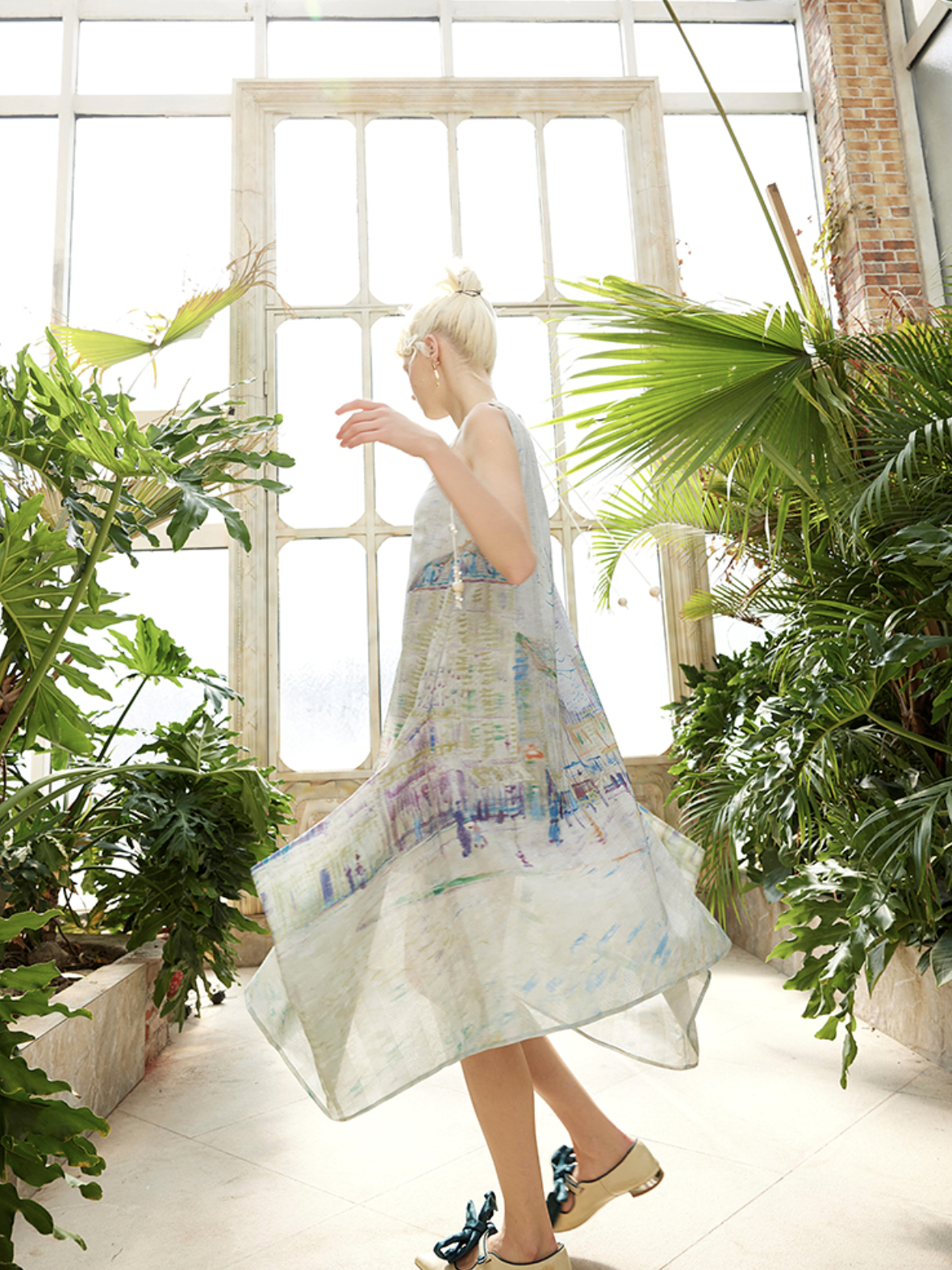 花咲くセイヨウナシの木とクリシー大通りのワンピース